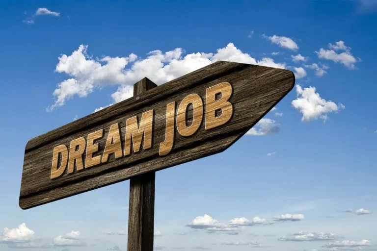 The Ultimate Guide on How to Land Your Dream Job After College